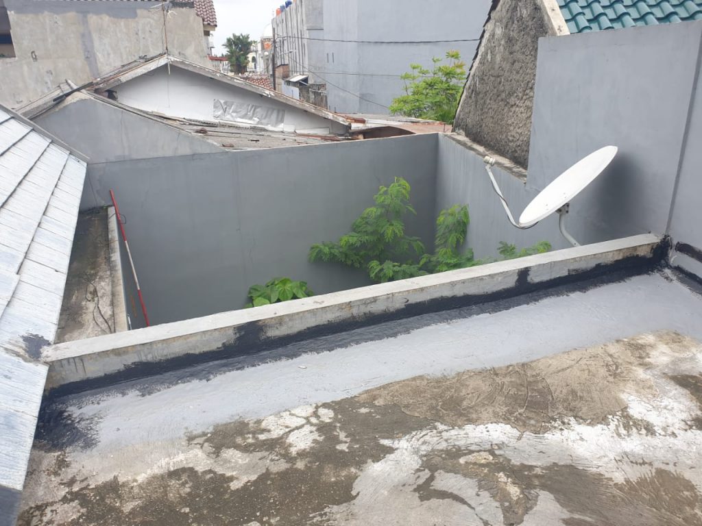 memperbaiki atap dak beton yang bocor